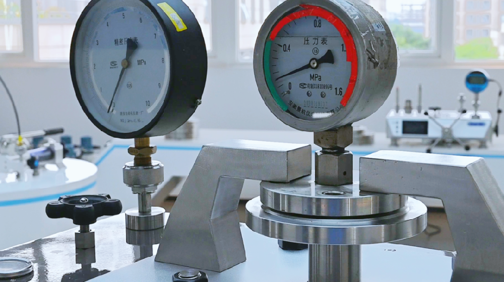What is the Design Principle of a Digital Pressure Gauge?